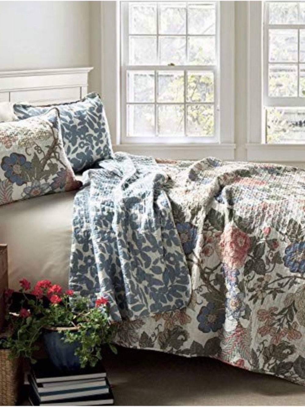 Floral Patchwork Quilted Bedspread in Blue and Cream